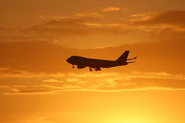 Flygplan som lyfter i solnedgång – illustrerar snabb expressfrakt och punktliga leveranser världen över."